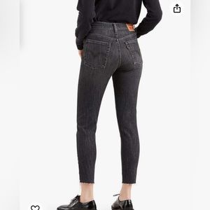 Levi faded black wedgie size 28 womens skinny